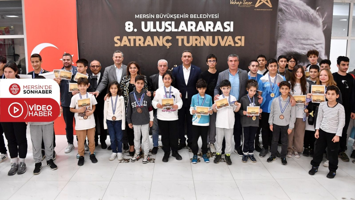 ‘8. ULUSLARARASI SATRANÇ TURNUVASI’NDA SPORCULARA ÖDÜLLERİ VERİLDİ