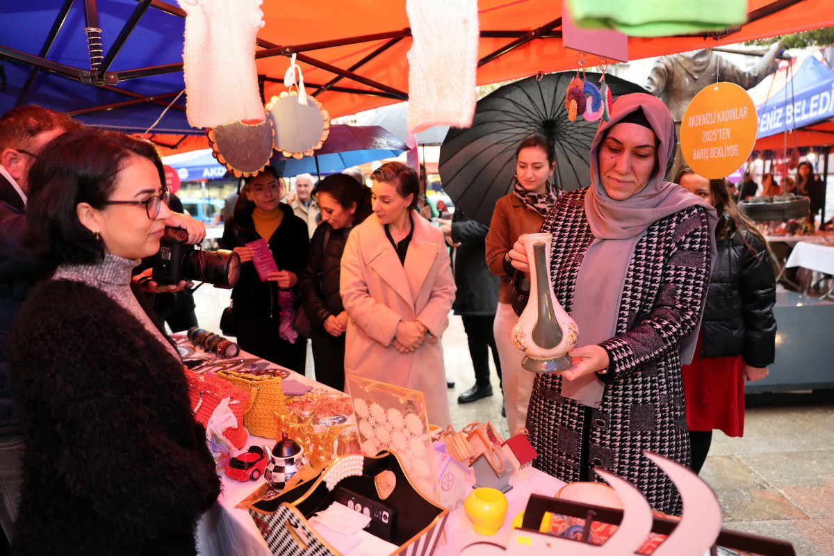 AKDENİZ BELEDİYESİ KADIN EMEĞİ YILBAŞI PAZARI’NA ZİYARETÇİ AKINI