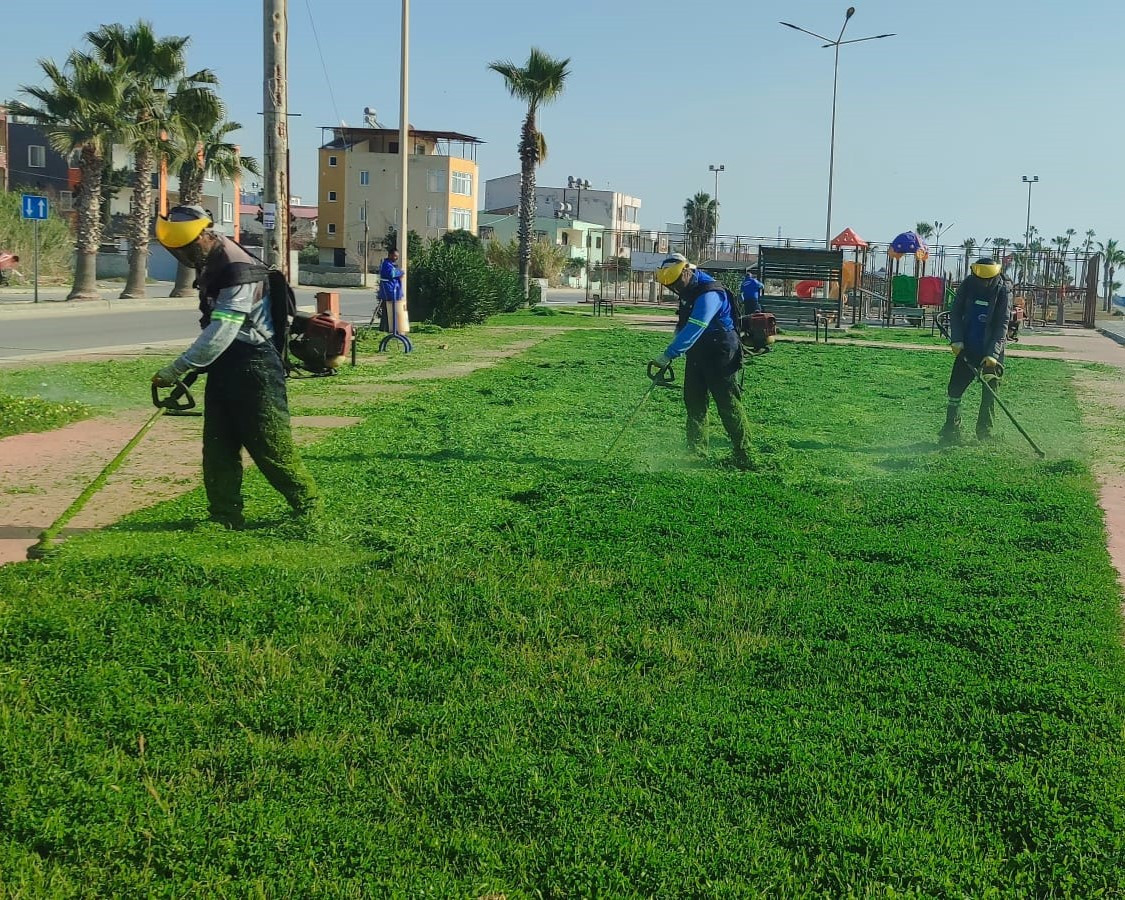 AKDENİZ BELEDİYESİ PARK VE YEŞİL ALANLARDA ÇALIŞMALARINI YOĞUNLAŞTIRDI