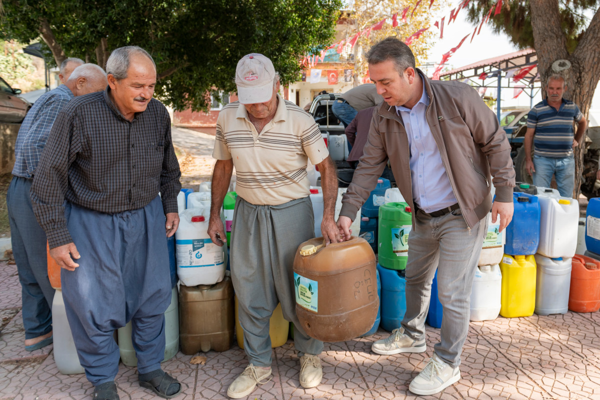 YENİŞEHİR BELEDİYESİ ÜRETİCİLERE SOLUCAN GÜBRESİ DESTEĞİNİ SÜRDÜRÜYOR