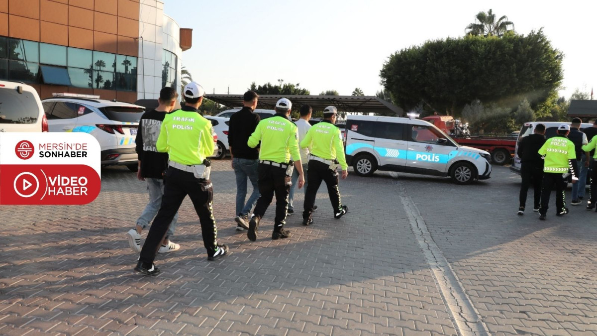 YOL KESEN DÜĞÜN KONVOYU ARAÇLARI TRAFİKTEN MENEDİLDİ